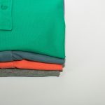 Poloshirt onder een colbert: zo voorkom je een slordige kraag