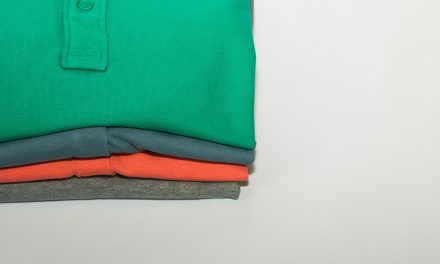 Poloshirt onder een colbert: zo voorkom je een slordige kraag